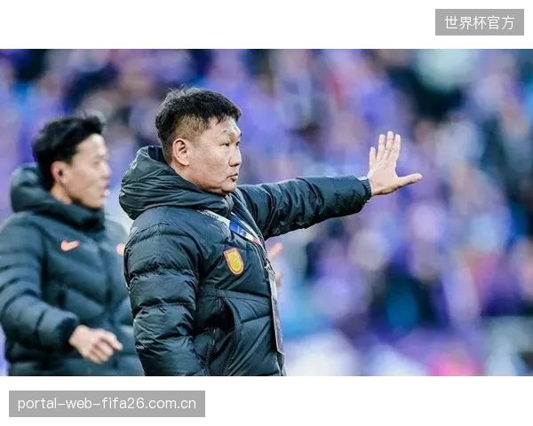 升班马重庆铜梁龙异军突起，刘建业防守反击战术奏效。